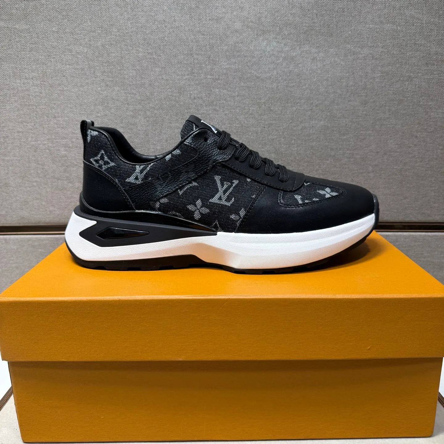 ⬛️Men's shoes 💰p442【LV～】Men's casual shoes 2025z cabinet sales simultaneously 🔶Size: 38-44#️⃣ 🔷2 colors🔜The upper is made of multi-material splicing➕Genuine leather lining, comfortable and breathable, sole: original comfortable and wear-resistant outsole, ⚠️Real shot📱Photographed🎬The real thing is better📢📢📢